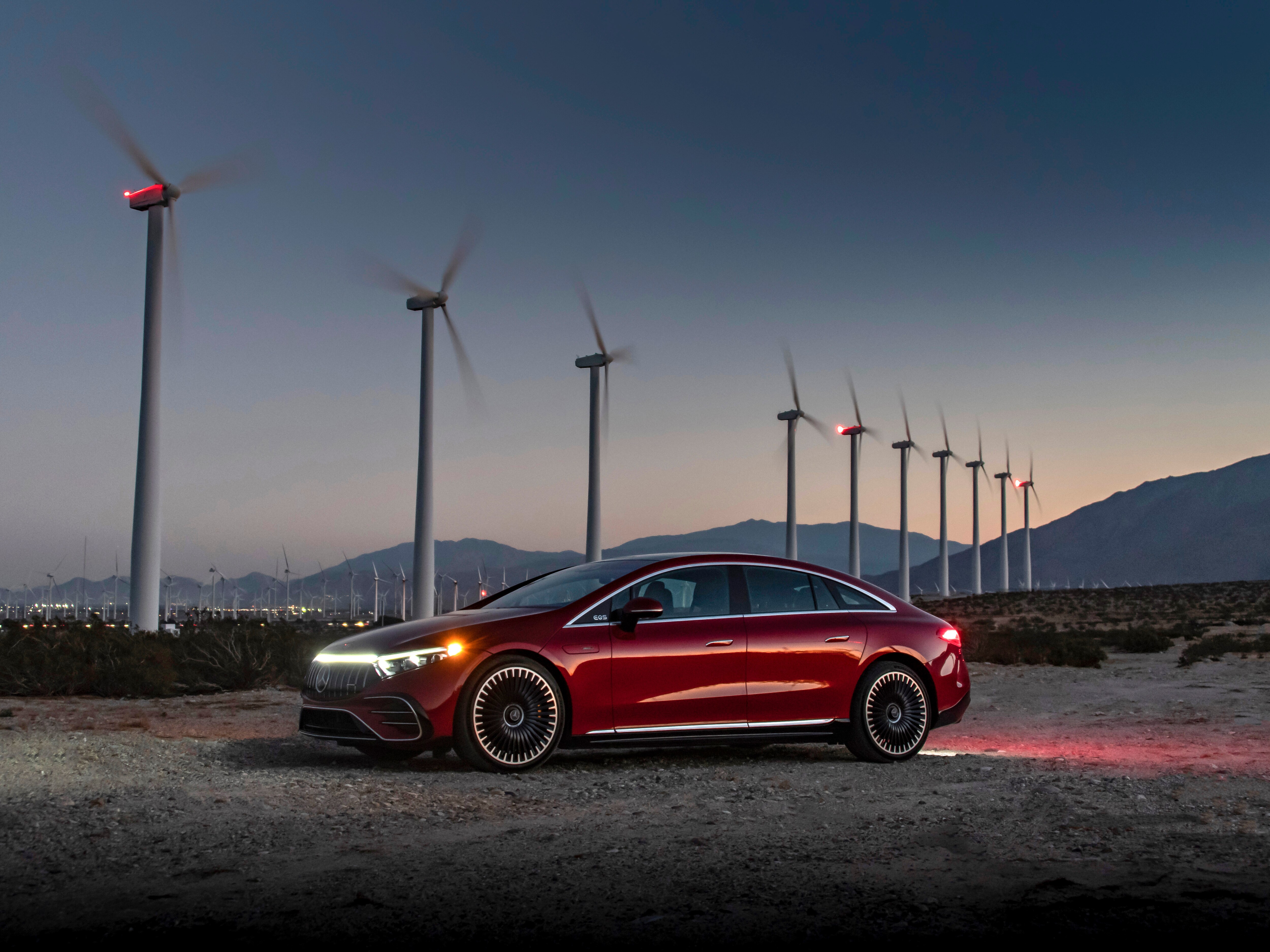 L’EQS rosso si trova davanti alle turbine eoliche