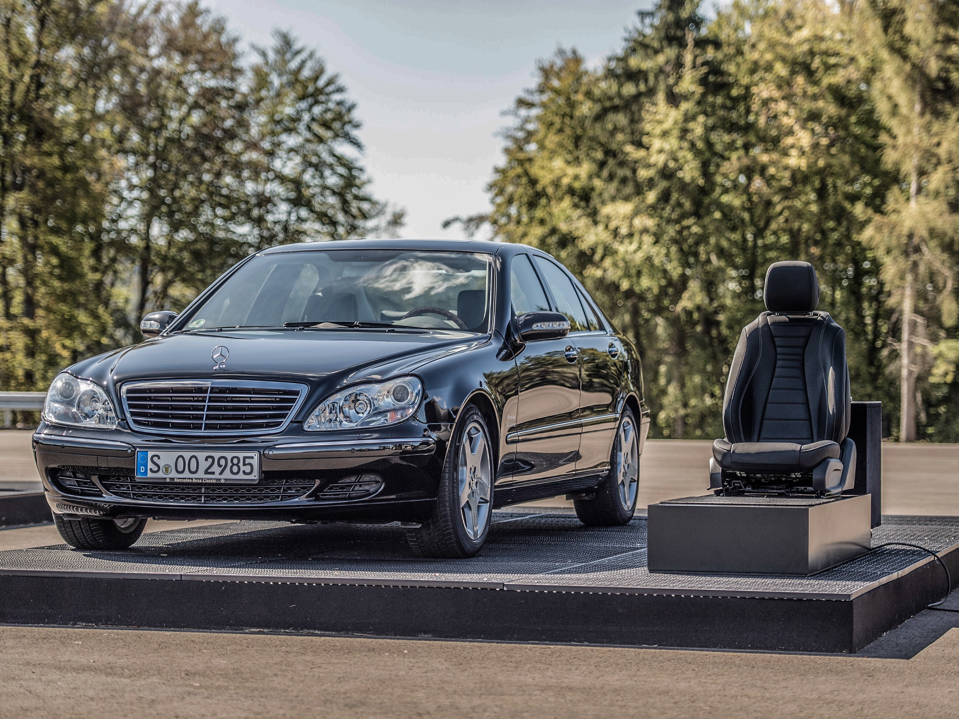 Dimostrazione statica della protezione preventiva degli occupanti PRE-SAFE® (Mercedes-Benz S 350 4MATIC della serie 220)