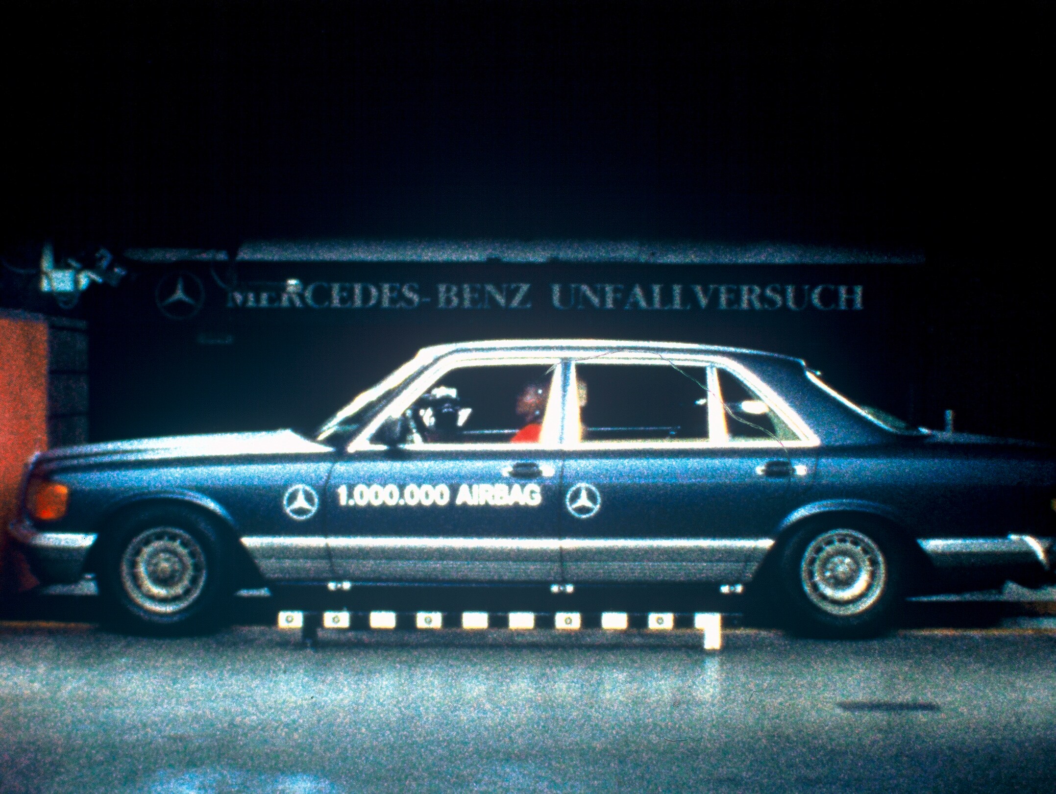 Crash test di una 500 SEL (Classe S serie 126) con airbag nel test d'incidente Mercedes-Benz a Sindelfingen