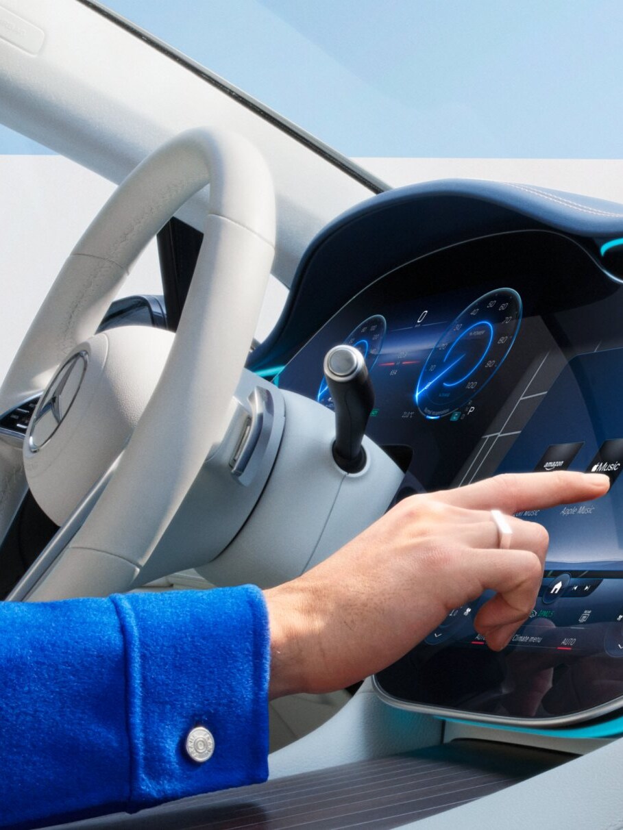 Donna che interagisce con il touch screen dell'auto