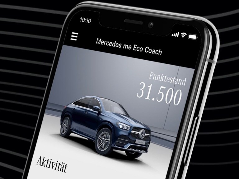 L'app Mercedes-Benz Eco Coach si apre su uno smartphone e viene visualizzato il punteggio ottenuto grazie a uno stile di guida particolarmente ecologico.