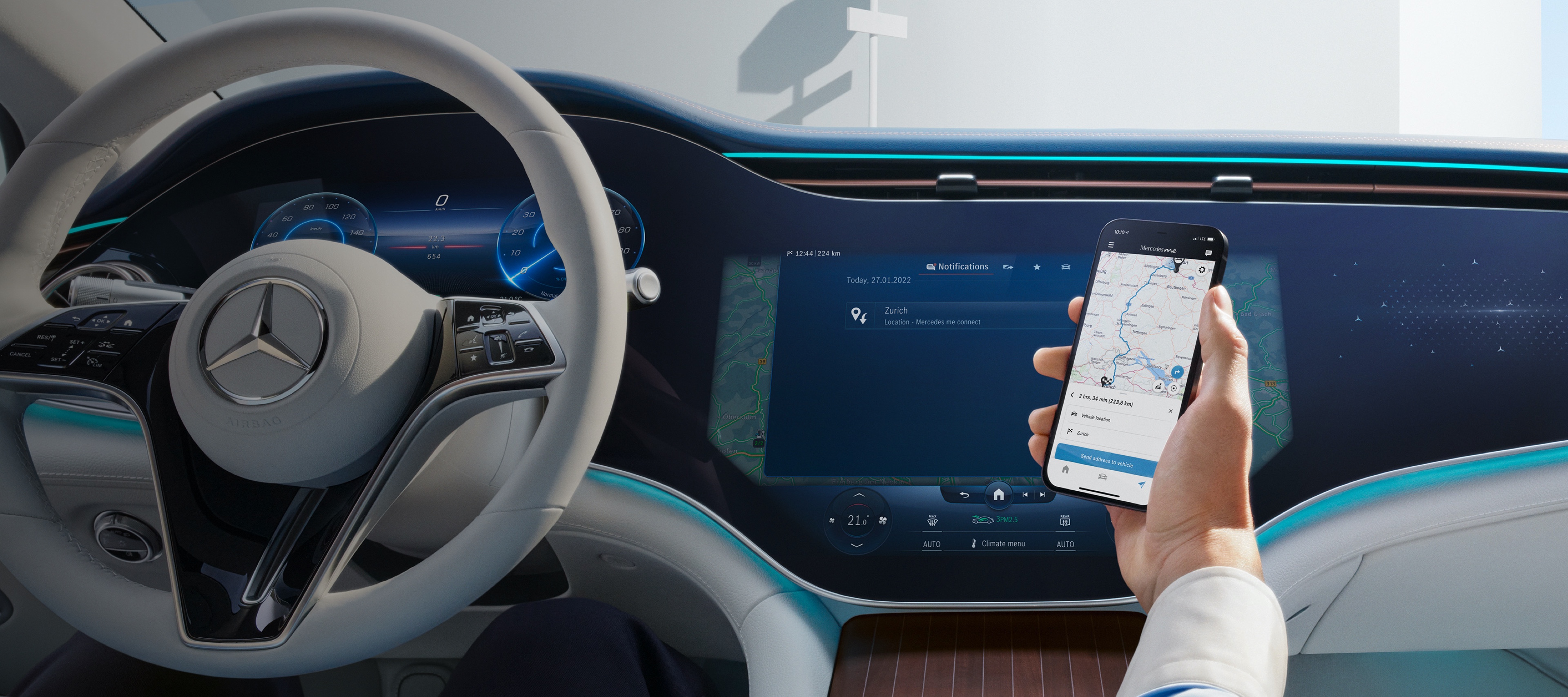 App | Mercedes-Benz Un uomo mentre apre la Mercedes-Benz App sul suo smartphone.