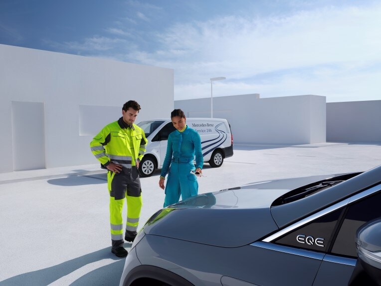 Il servizio di riparazione e un conducente davanti a una Mercedes-Benz.