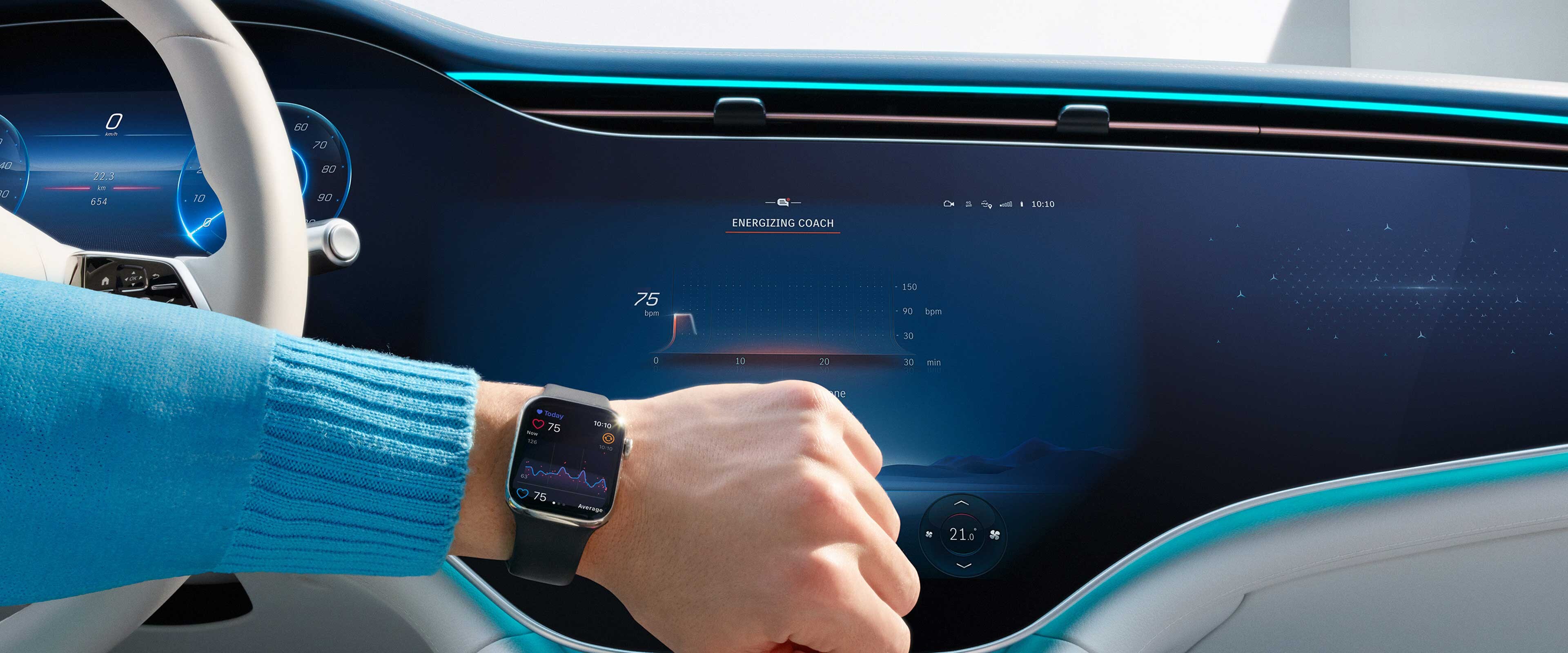 Uomo con indosso uno smartwatch davanti alla plancia di una Mercedes-Benz