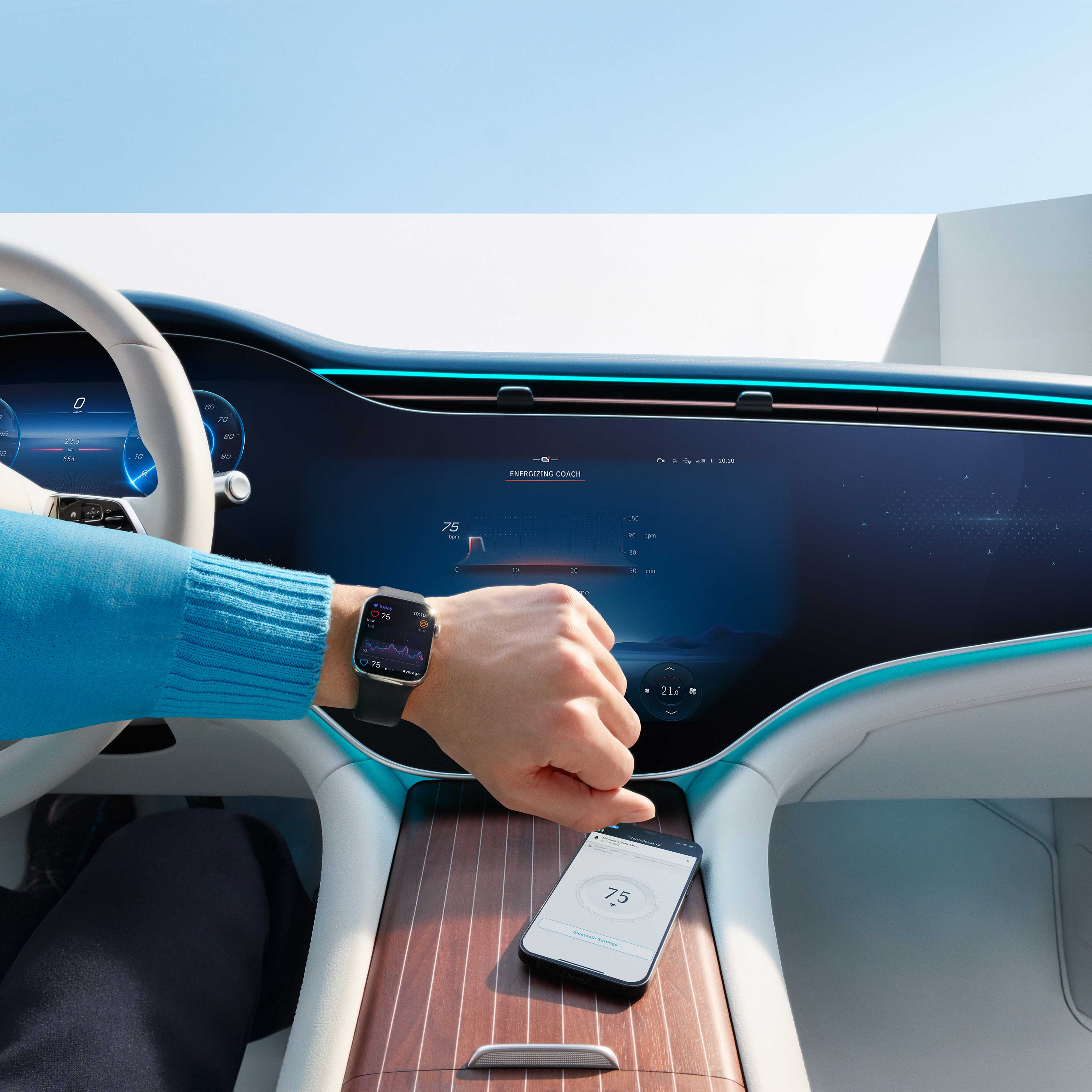 Digital extras: Comfort | Mercedes-Benz Uomo con indosso uno smartwatch davanti alla plancia di una Mercedes-Benz