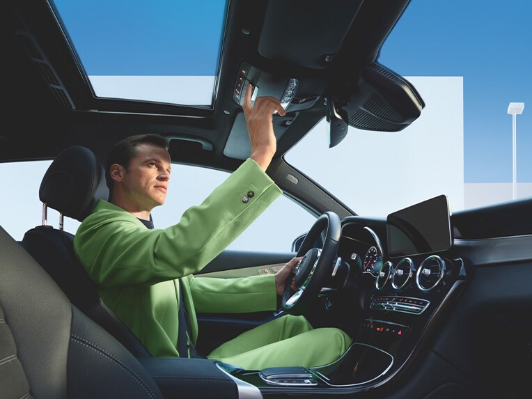 Il sistema di chiamata d'emergenza Mercedes-Benz è uno dei vari Digital Extras di Mercedes-Benz.