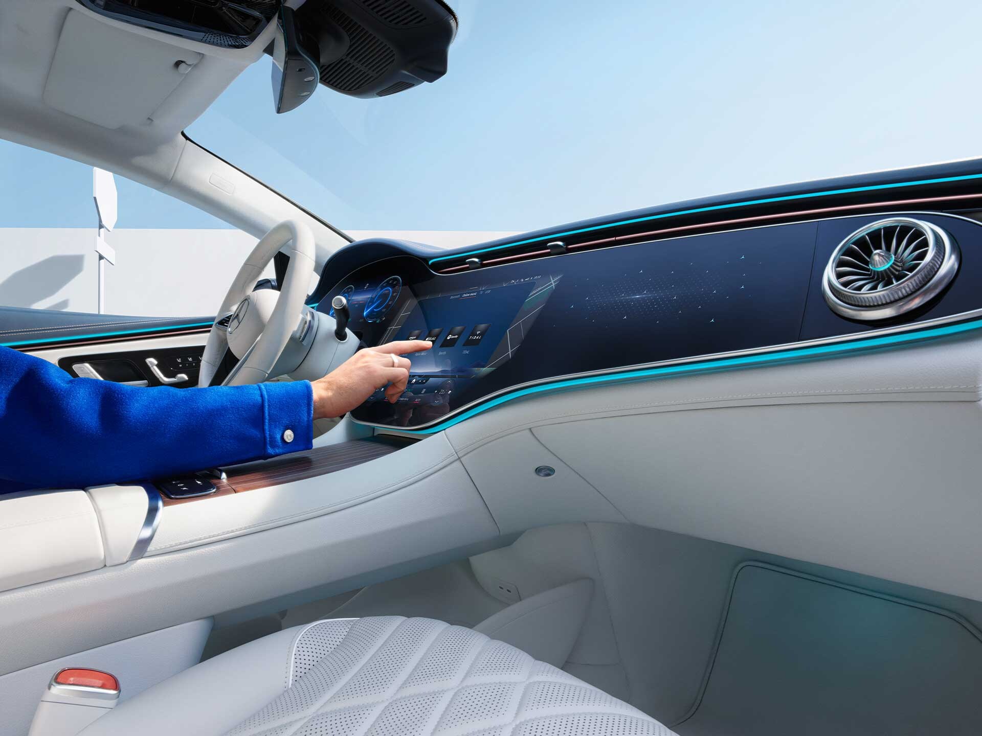 Nel sistema multimediale MBUX di una Mercedes-Benz vengono selezionati i Digital extras.