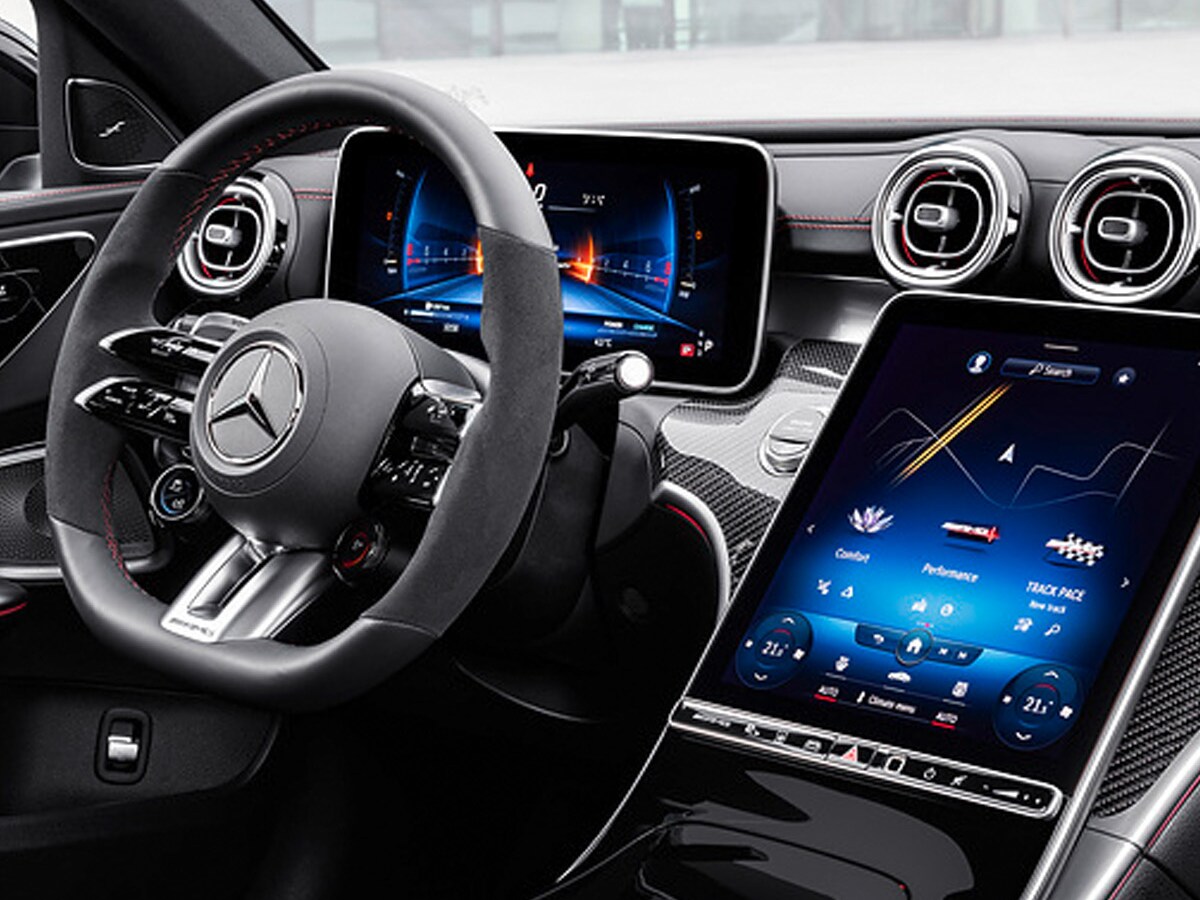 Un cliente fa un test drive con un veicolo Mercedes-Benz