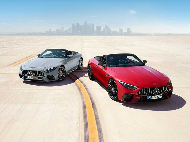 Due modelli di Mercedes-AMG SL Roadster da una prospettiva frontale.