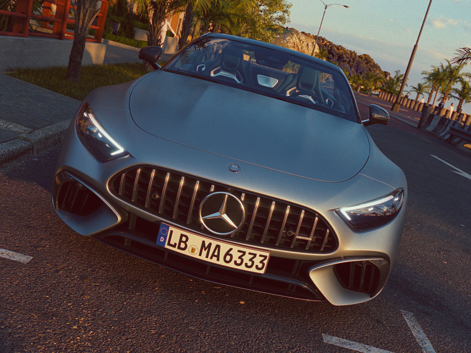 Una vista anteriore della Mercedes-AMG SL Roadster mentre parcheggia in una strada.
