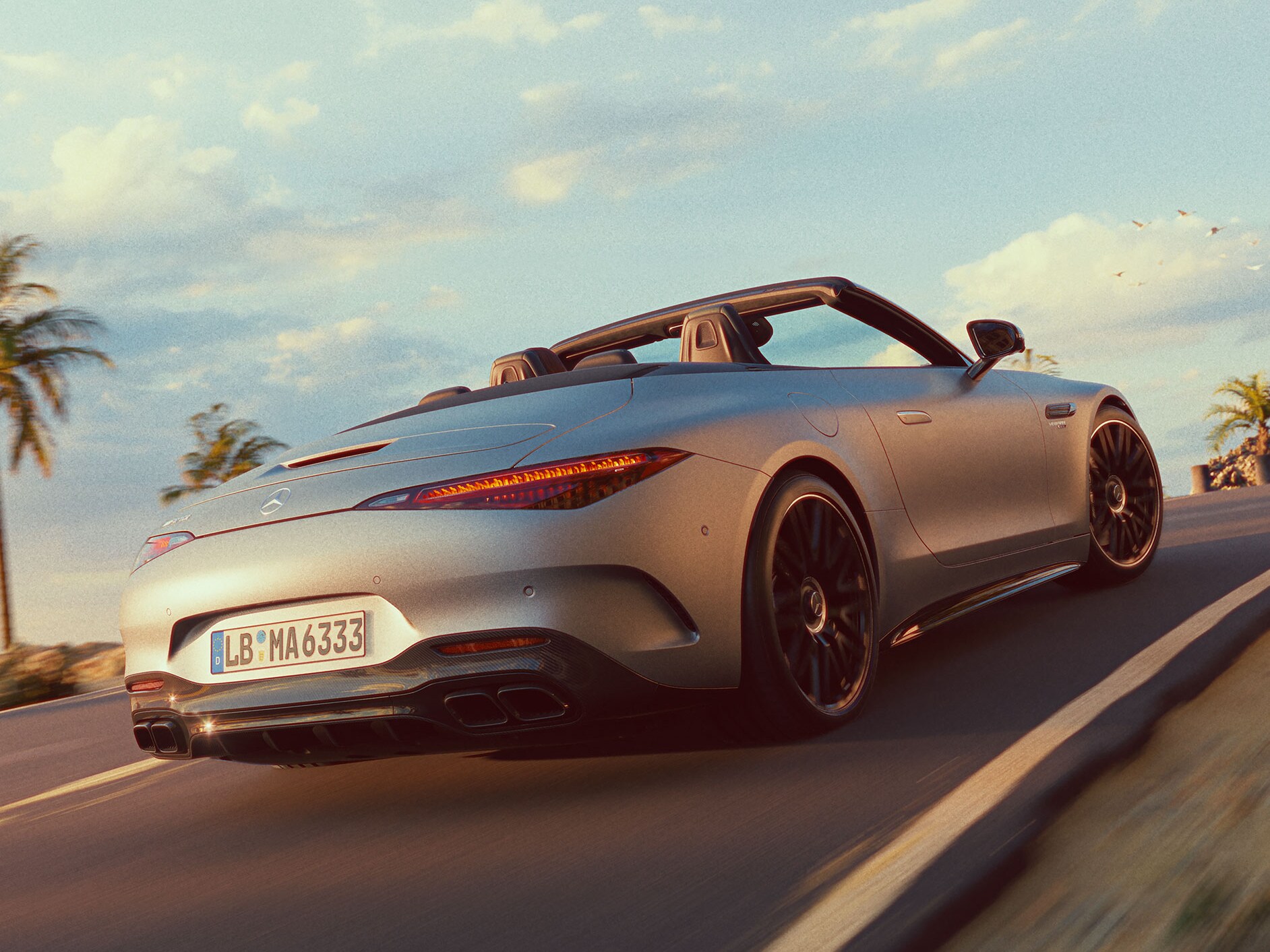 Una vista laterale della Mercedes-AMG SL Roadster mentre percorre la strada.