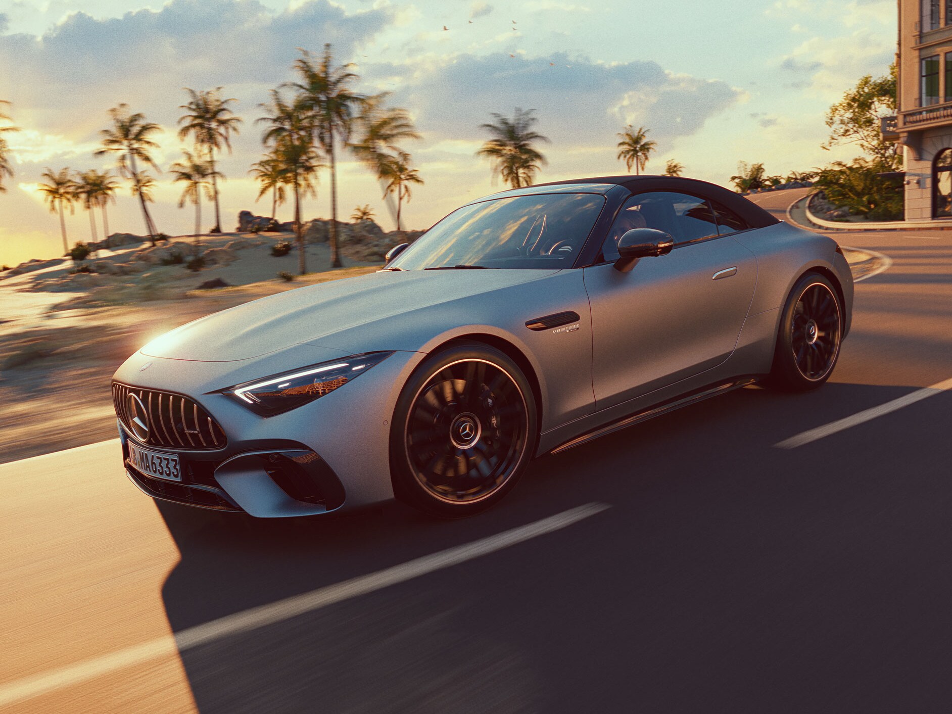 Una vista laterale della Mercedes-AMG SL Roadster mentre percorre una strada.