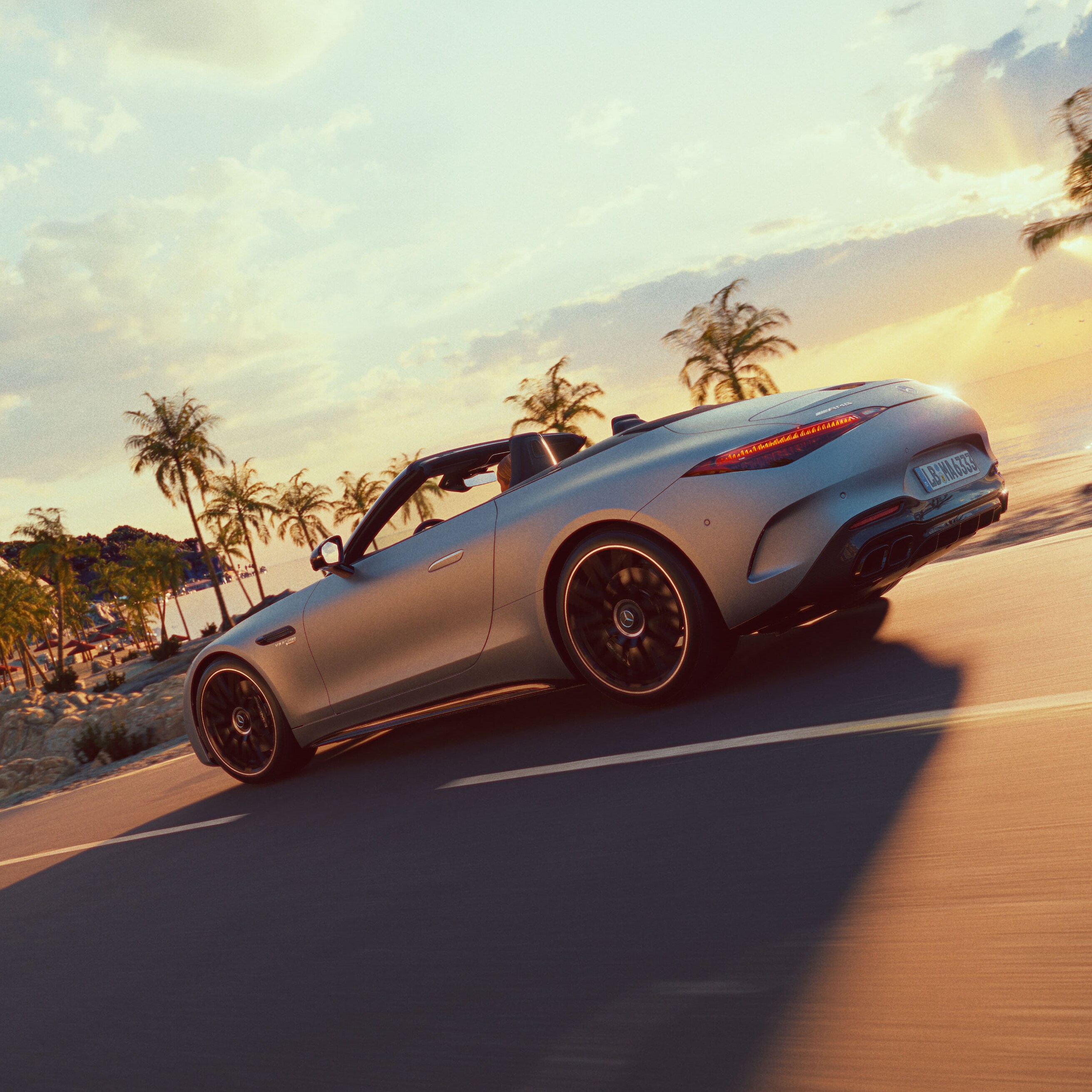 La Mercedes-AMG SL Roadster con una vista laterale su una strada con palme sullo sfondo.