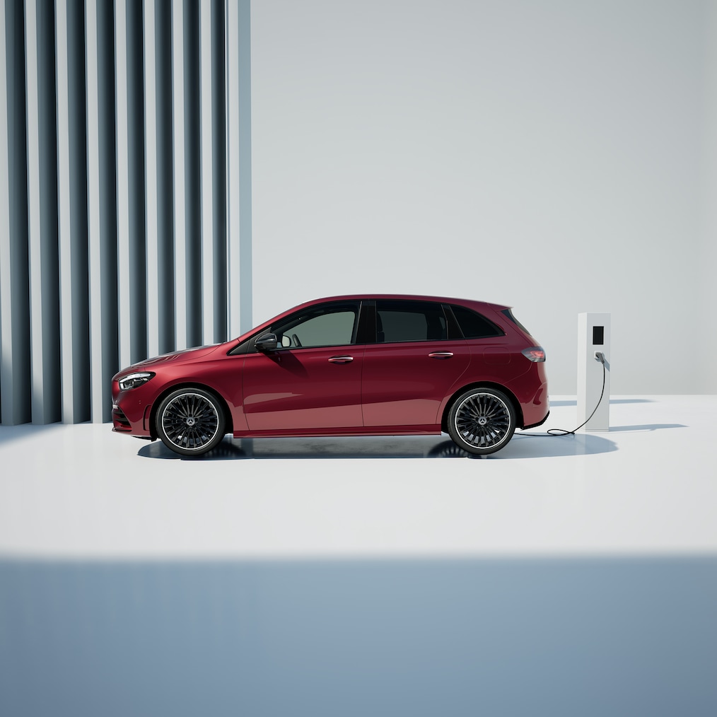 Mercedes-Benz Classe B ibrida plug-in durante la ricarica presso una stazione di ricarica.