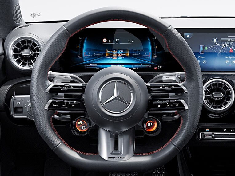 Il volante AMG Performance in pelle nappa della Mercedes-AMG Classe A Compatta.