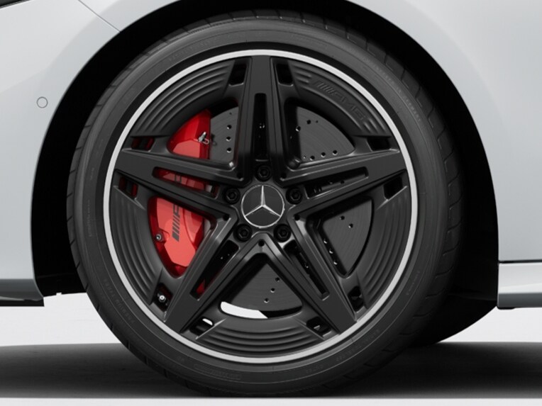 I cerchi in lega leggera AMG con design a 5 doppie razze da 48,3 cm (19”) della Mercedes-AMG Classe A Compatta