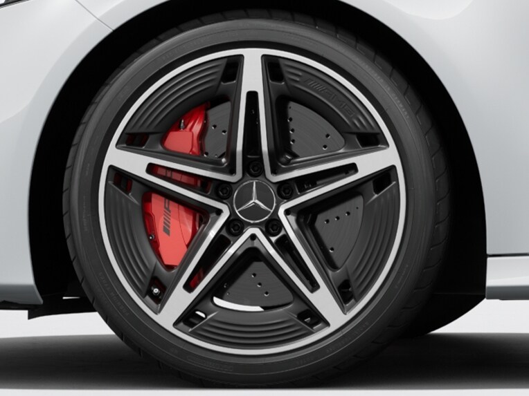 Gli esterni della Mercedes-AMG Classe A Compatta con pinze del freno verniciate di rosso.