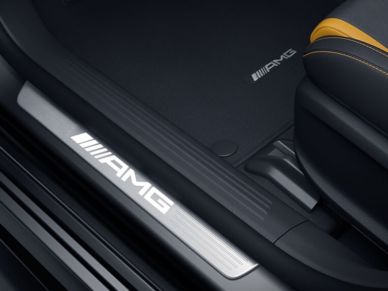 Le modanature di accesso illuminate con scritta "AMG" e copertura sostituibile della Mercedes-AMG Classe A Compatta.