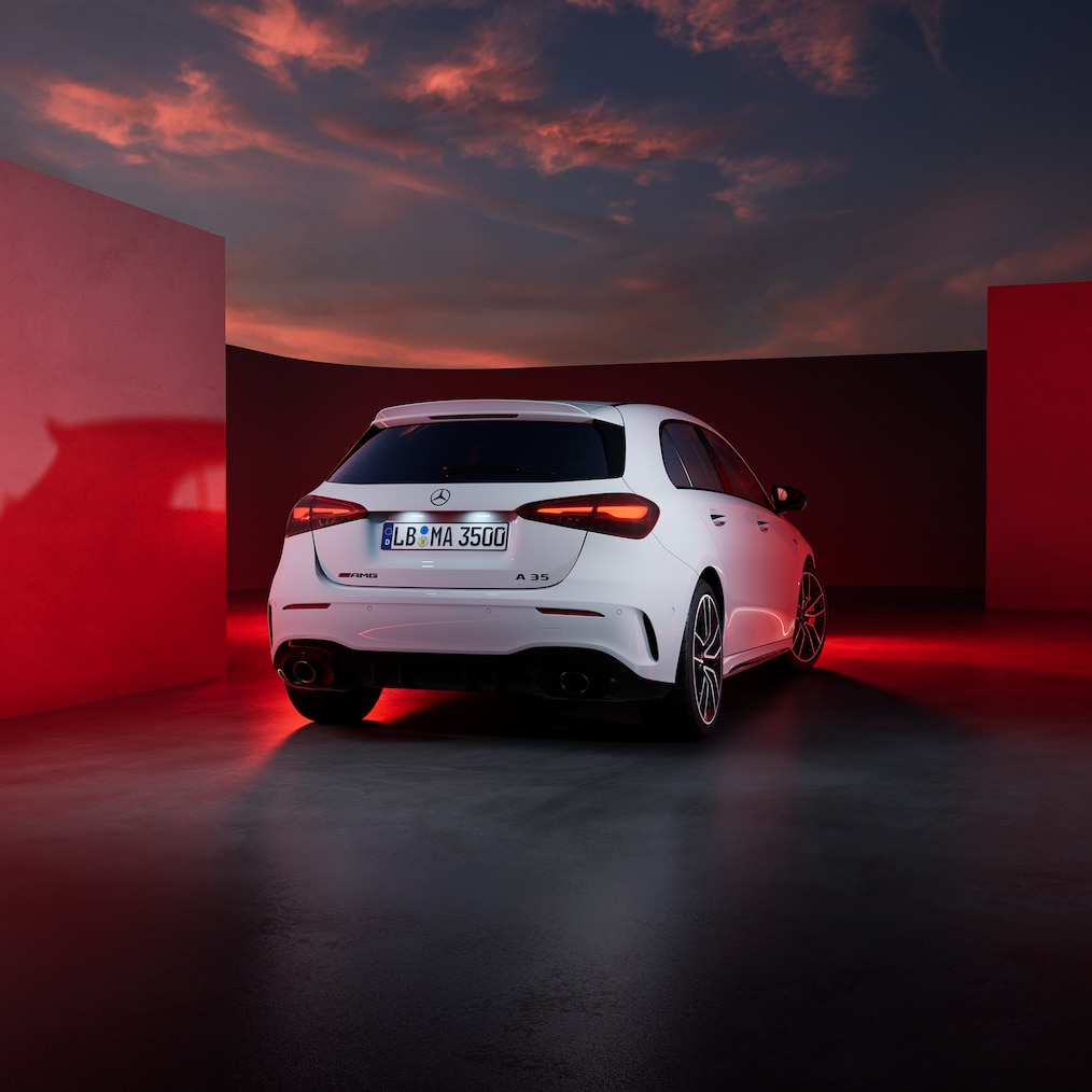 Vista laterale anteriore/posteriore di Mercedes-AMG A 35 4MATIC.