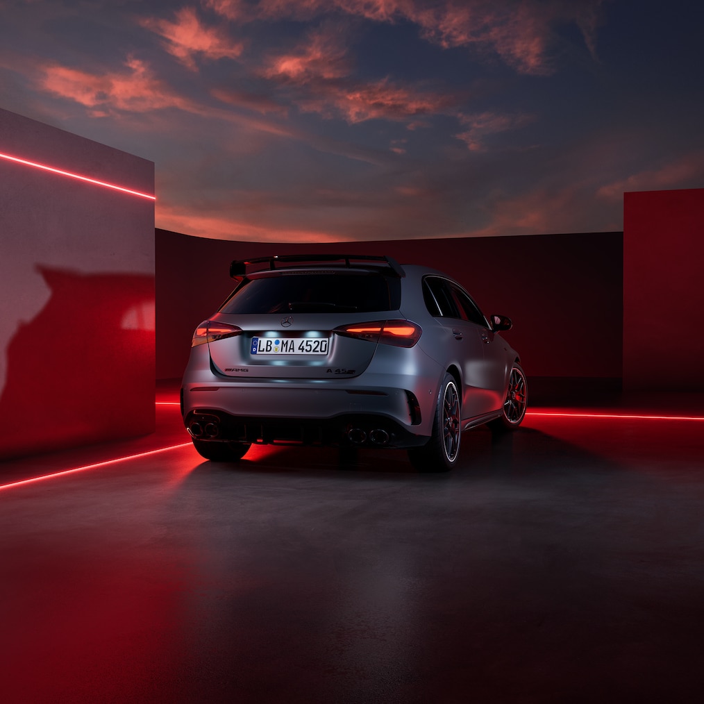 Vista laterale anteriore/posteriore di Mercedes-AMG A 45 S 4MATIC+.