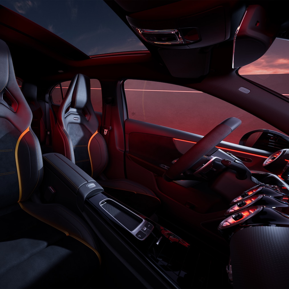 Mercedes-AMG Classe A con sedili e volante AMG Performance.