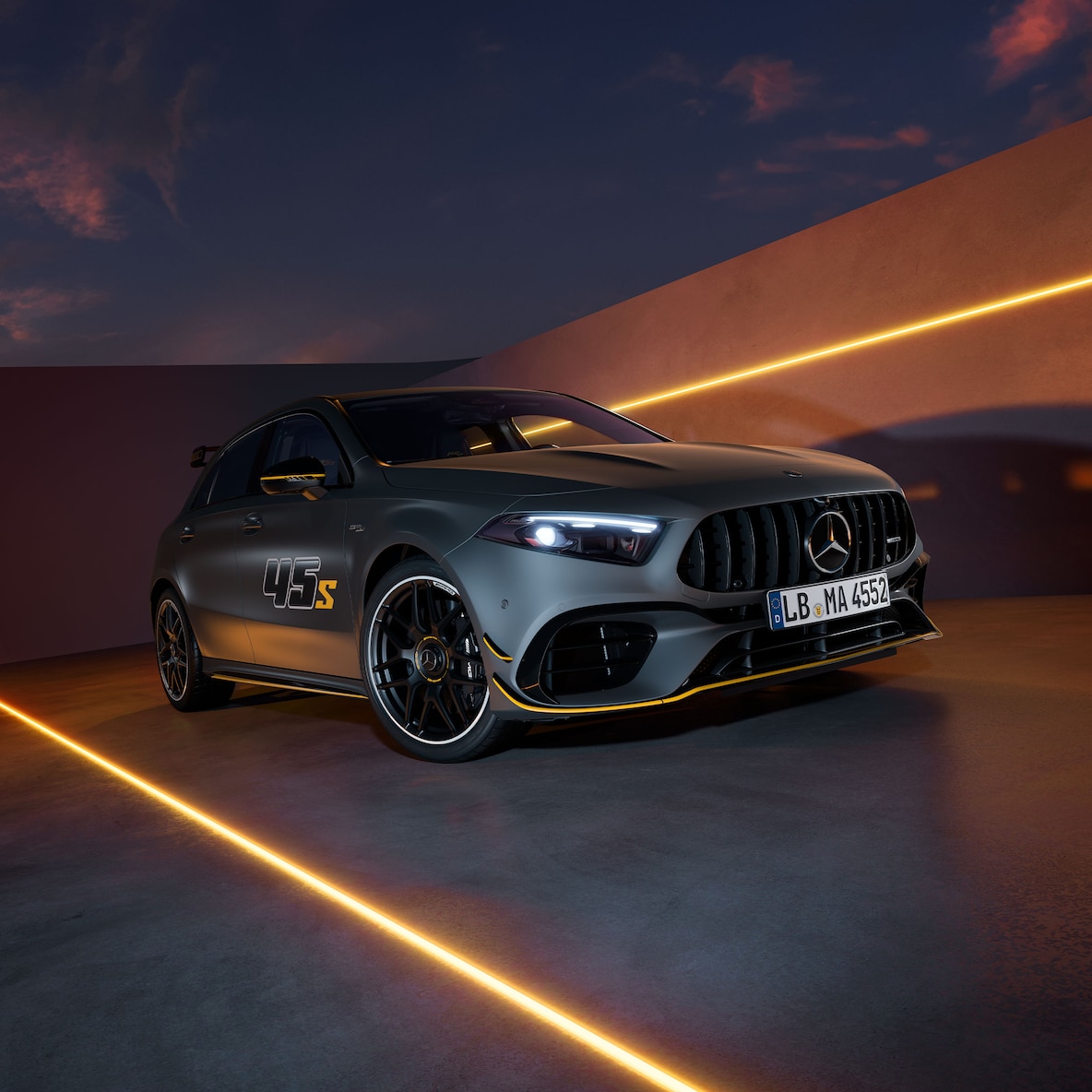 La Mercedes-AMG A 45 S 4MATIC+ Final Edition nel colore MANUFAKTUR grigio montagna MAGNO o nero notte.