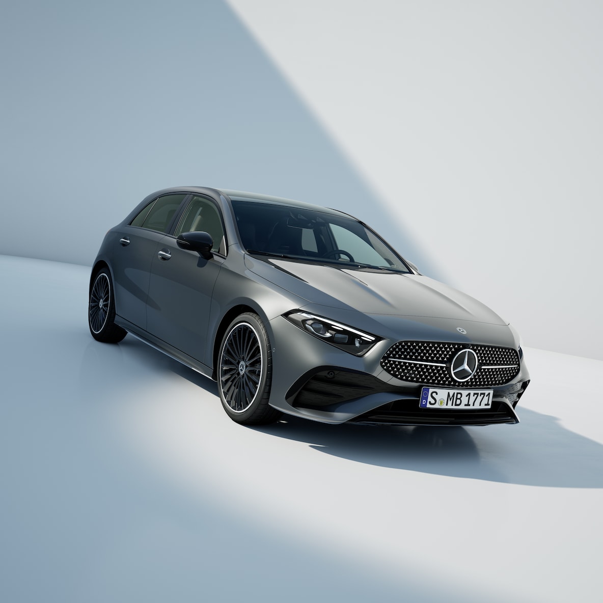 Vista frontale di tre quarti di Mercedes-Benz Classe A.