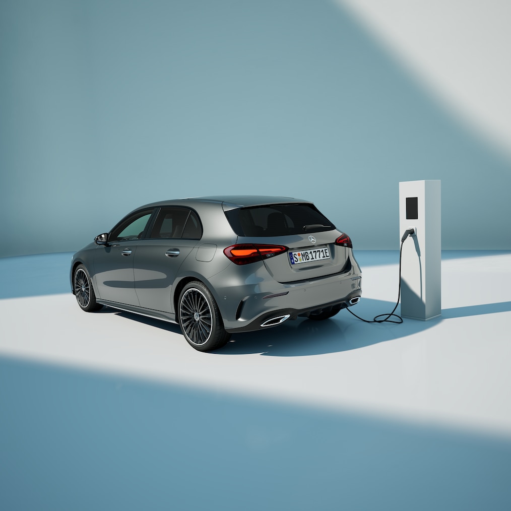 Vista di Mercedes-Benz A 250 e con tecnologia ibrida EQ presso una stazione di ricarica.