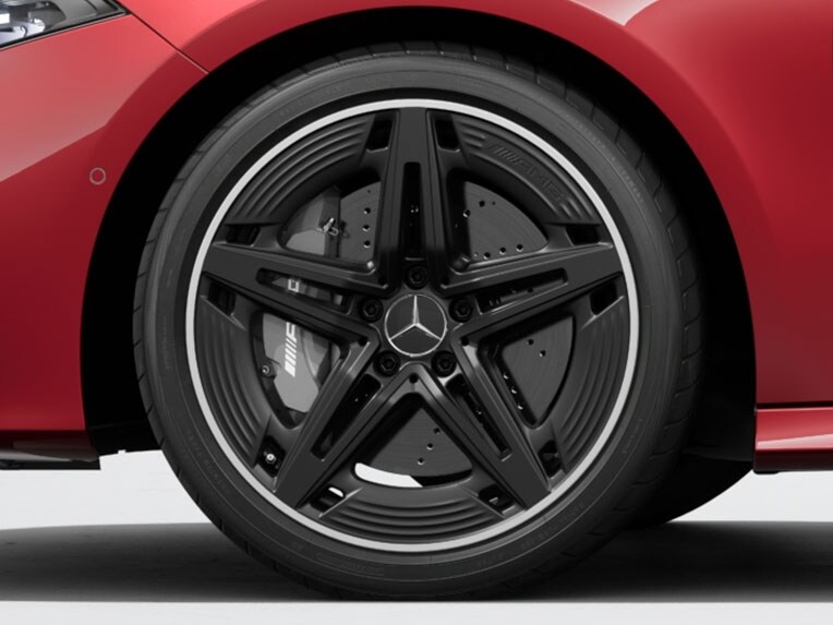 Un cerchio in lega leggera AMG a 5 doppie razze della Mercedes-AMG Classe A Berlina.