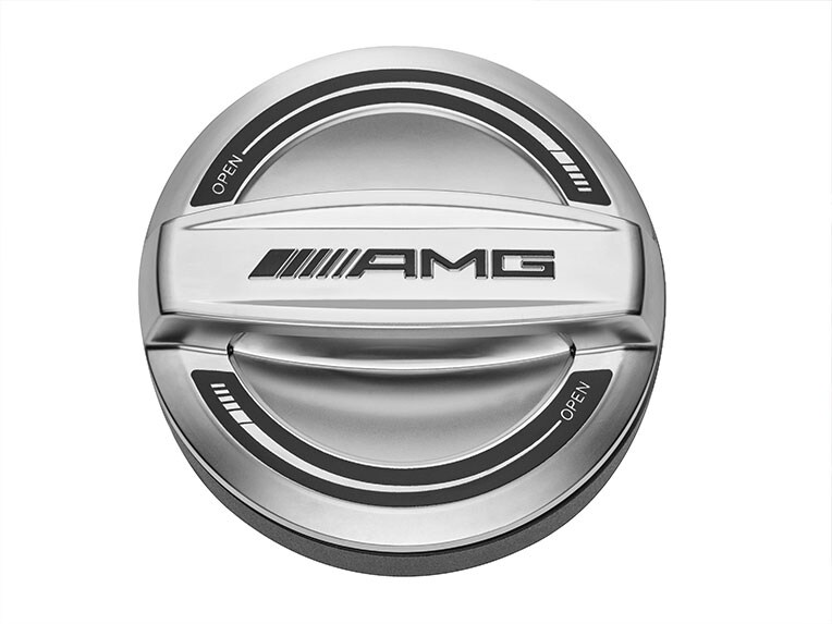 Un dettaglio degli esterni incentrato sul tappo del serbatoio AMG.