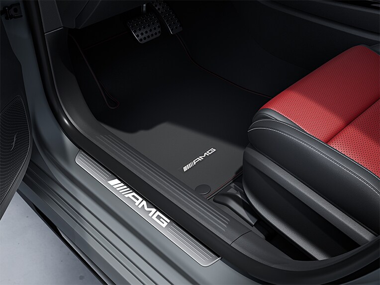 Modanature di accesso AMG illuminate con scritta "AMG" e copertura sostituibile della Mercedes-AMG Classe A Berlina.