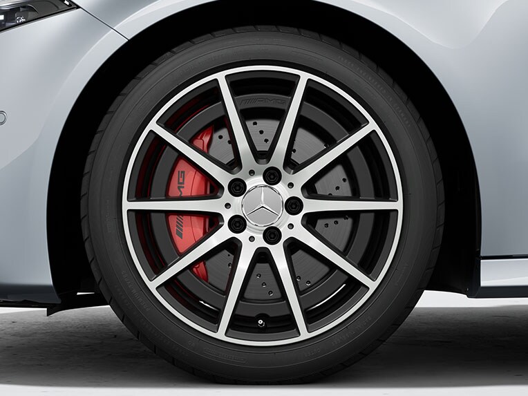 Gli esterni della Mercedes-AMG Classe A Berlina con pinze del freno verniciate di rosso.