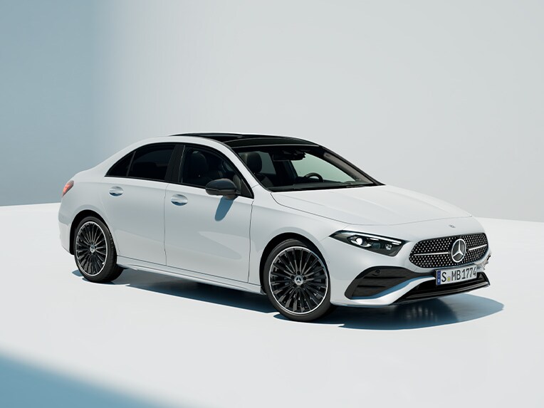 Una vista frontale della Mercedes-Benz Classe A Berlina.