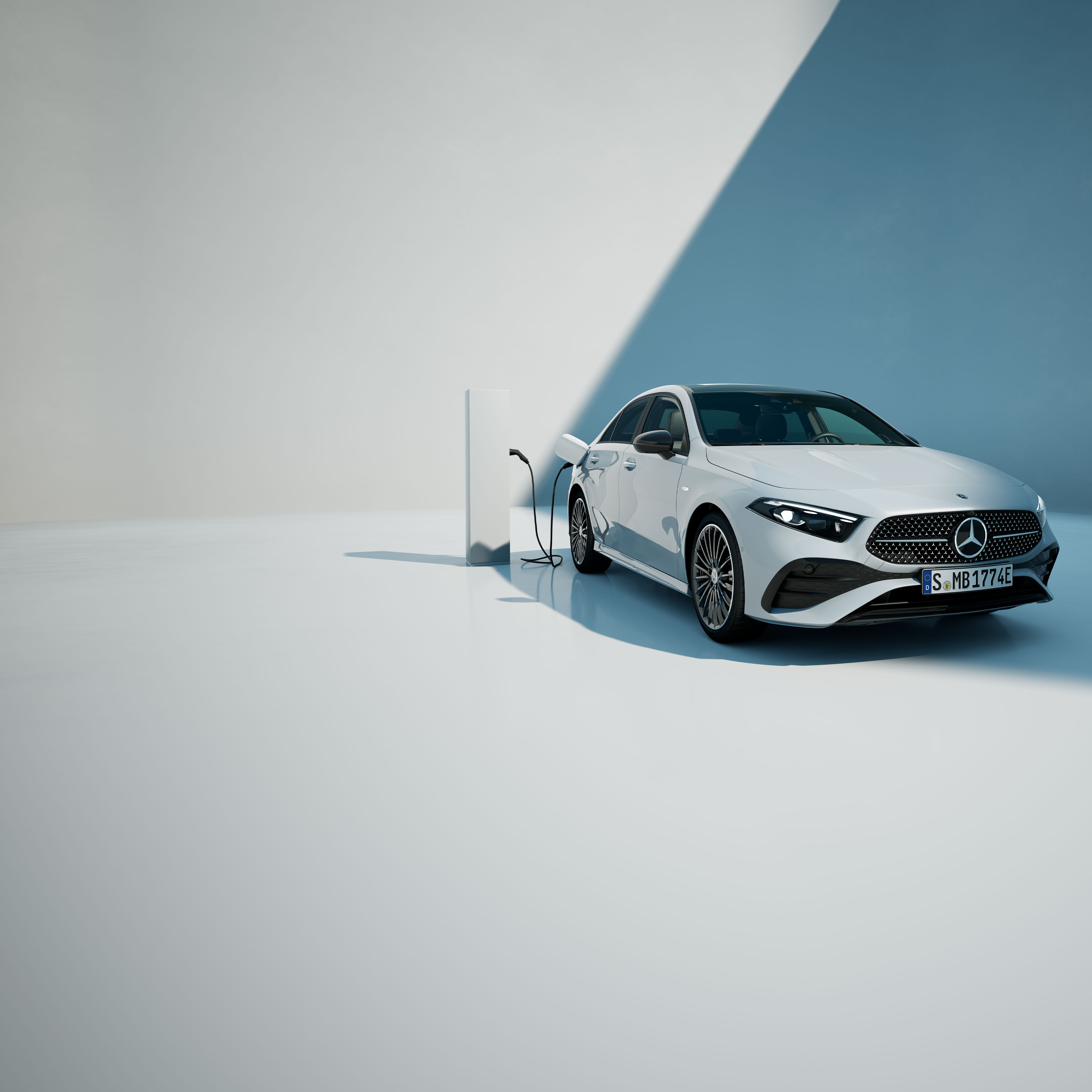 Modelli ibridi plug-in | Classe A Berlina | Mercedes-Benz Una vista laterale anteriore della Mercedes-Benz Classe A Berlina durante la ricarica presso una stazione di ricarica.