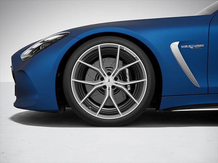 Le pinze dei freni verniciate di nero della Mercedes-AMG GT Coupé.