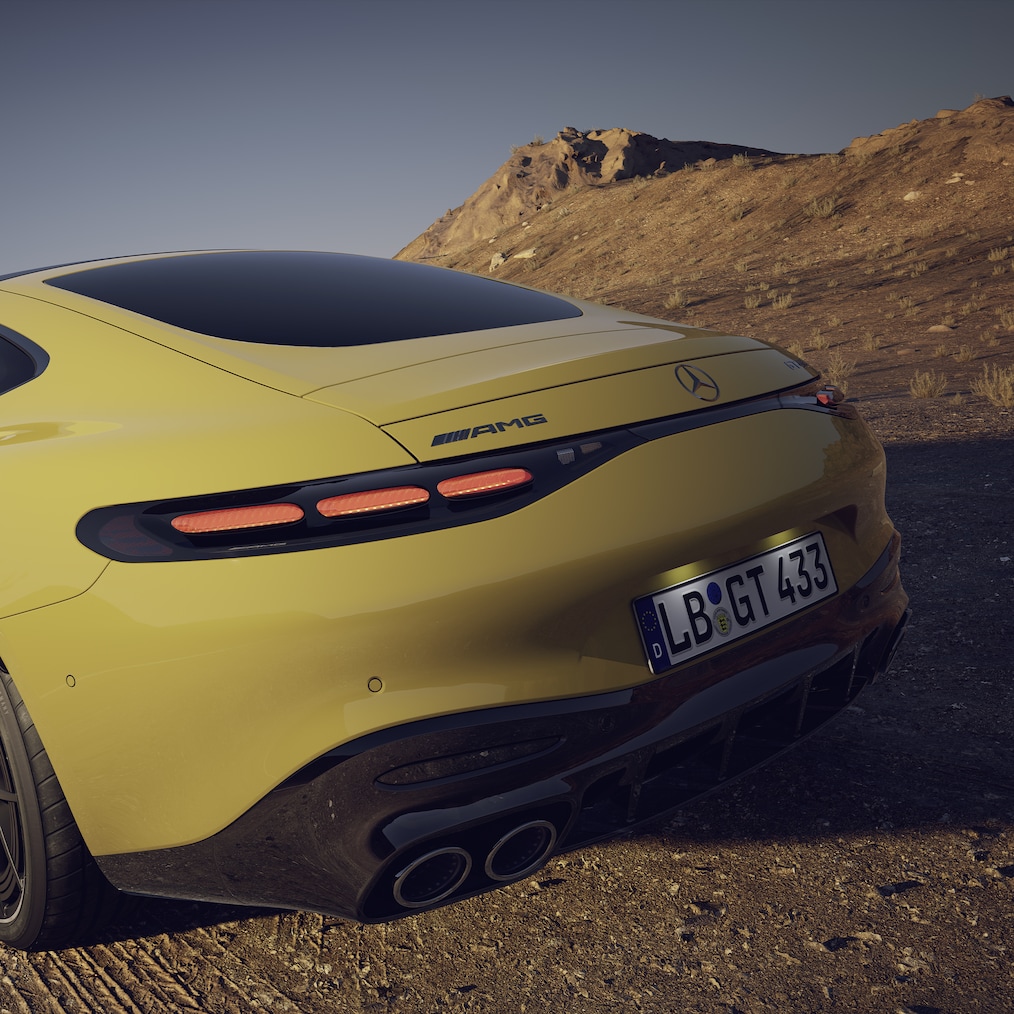 Foto in movimento della Mercedes-AMG GT 43 Coupé, vista dalla parte posteriore con l'alettone posteriore esteso.