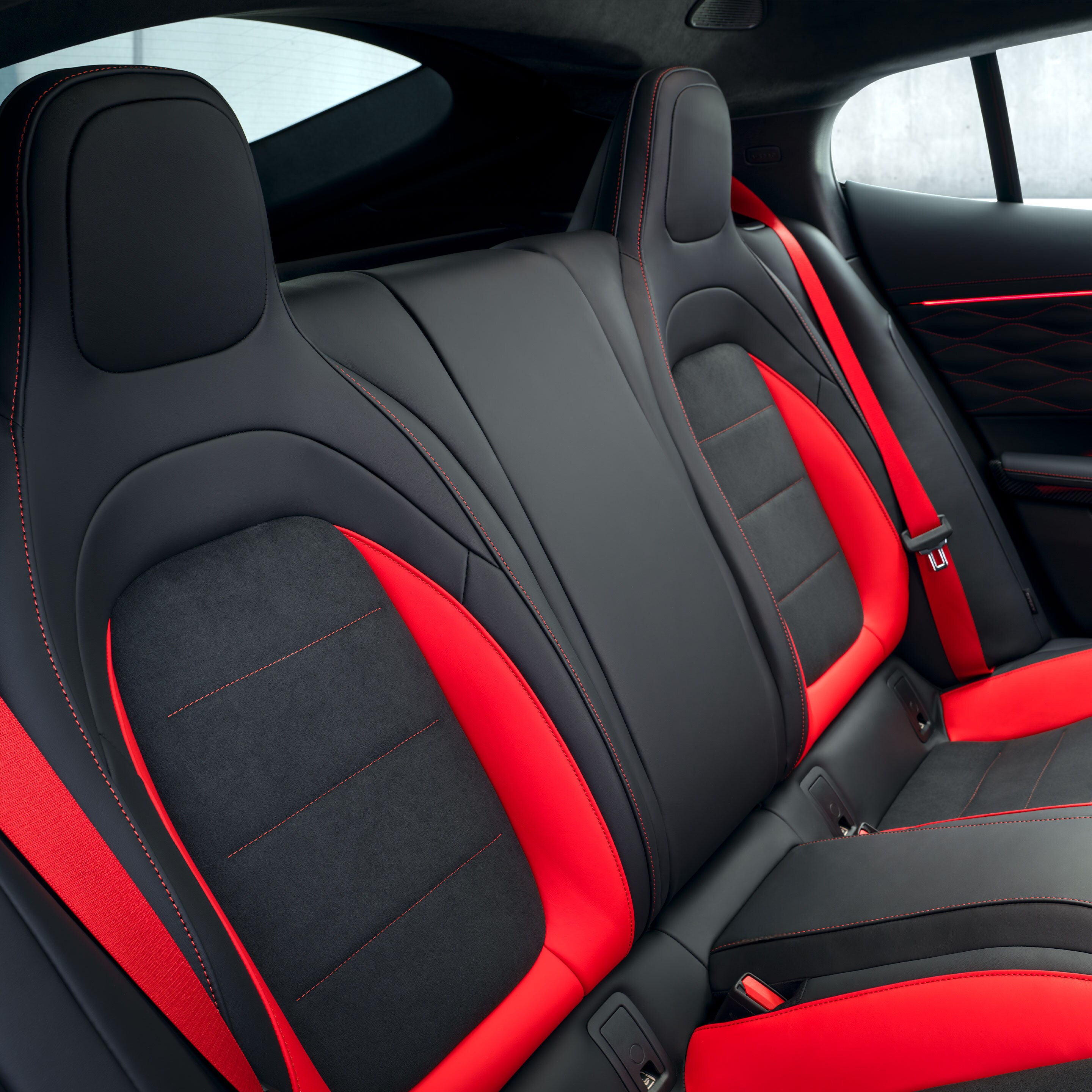 Il comfort dei sedili posteriori della nuova GT Coupé 4 porte di Mercedes-AMG.