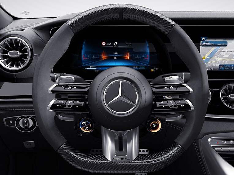 Il volante AMG Performance in carbonio design/microfibra MICROCUT della Mercedes-AMG GT 63 S E PERFORMANCE.
