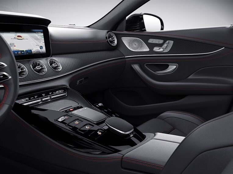 Gli elementi decorativi AMG in fibra di carbonio opaca della Mercedes-AMG GT 63 S E PERFORMANCE.