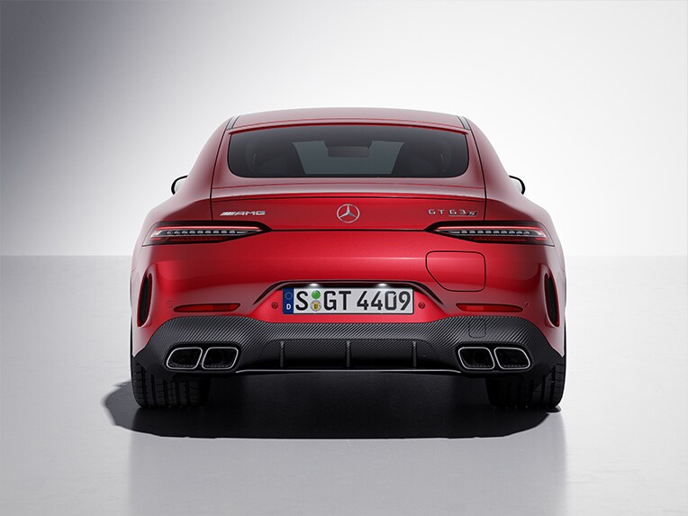 La Mercedes-AMG GT 63 S E PERFORMANCE con pacchetto carbonio AMG per gli esterni.
