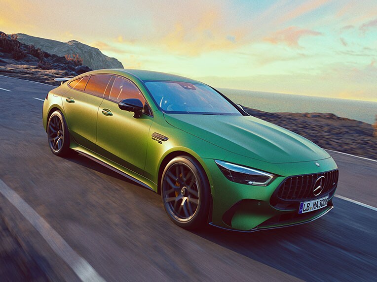 Vista frontale dinamica della Mercedes-AMG GT Coupé 4 porte.