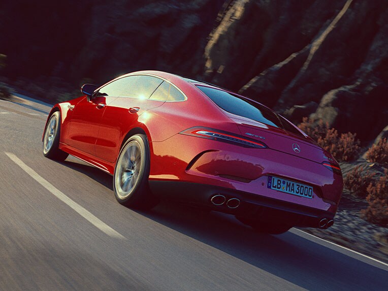 Vista posteriore della Mercedes-AMG GT Coupé 4 porte.