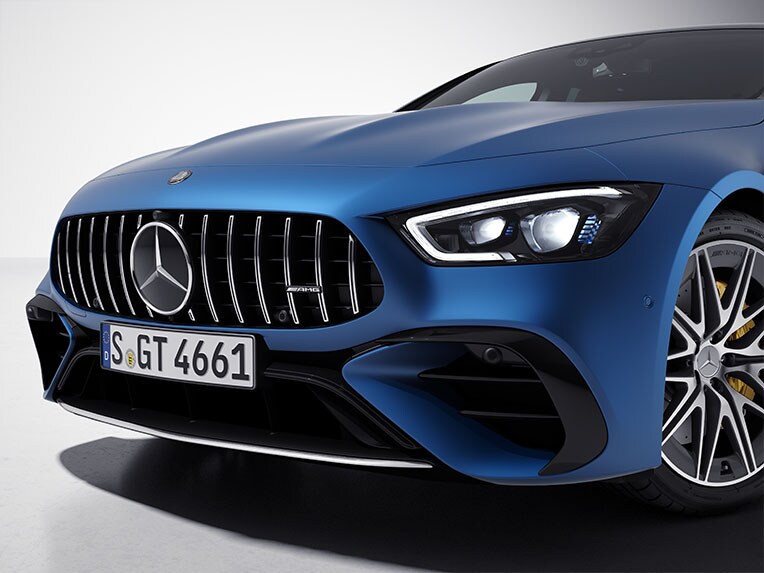 Mercedes-AMG GT Coupé 4 porte con pacchetto cromo AMG per gli esterni da una prospettiva laterale anteriore.