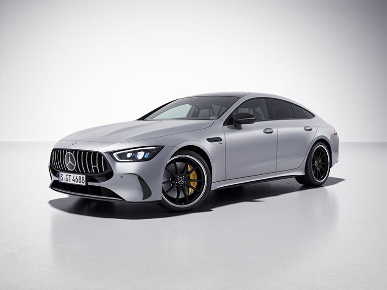 Mercedes-AMG GT Coupé 4 porte con pacchetto Night AMG per gli esterni da una prospettiva laterale anteriore.