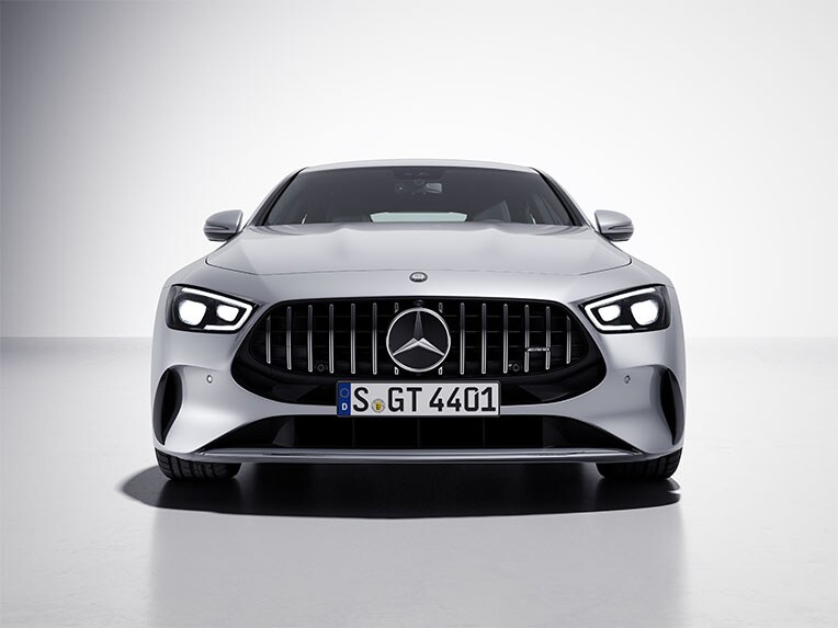 Mercedes-AMG GT Coupé 4 porte con pacchetto Styling V8 per gli esterni da una prospettiva anteriore.