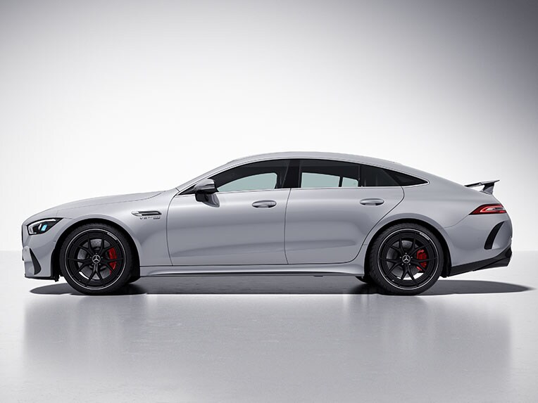 Mercedes-AMG GT Coupé 4 porte con pacchetto aerodinamico AMG per gli esterni da una prospettiva laterale.