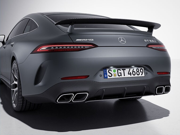 Vista posteriore della Mercedes-AMG GT Coupé 4 porte con pacchetto in fibra di carbonio AMG per gli esterni II .