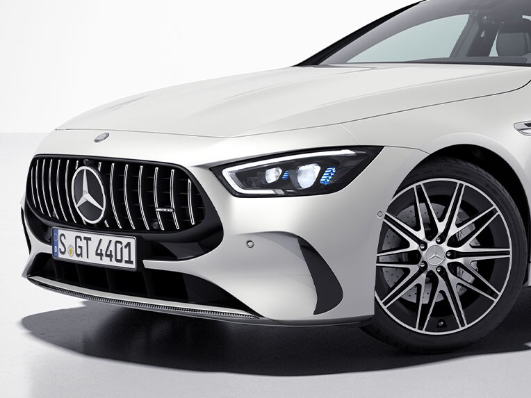 Vista di tre quarti anteriore della Mercedes-AMG GT Coupé 4 porte con pacchetto carbonio AMG per gli esterni.
