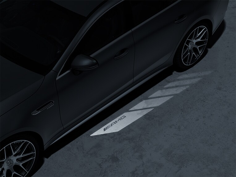 Proiezione del logo con AMG Pattern della Mercedes-AMG GT Coupé 4 porte.