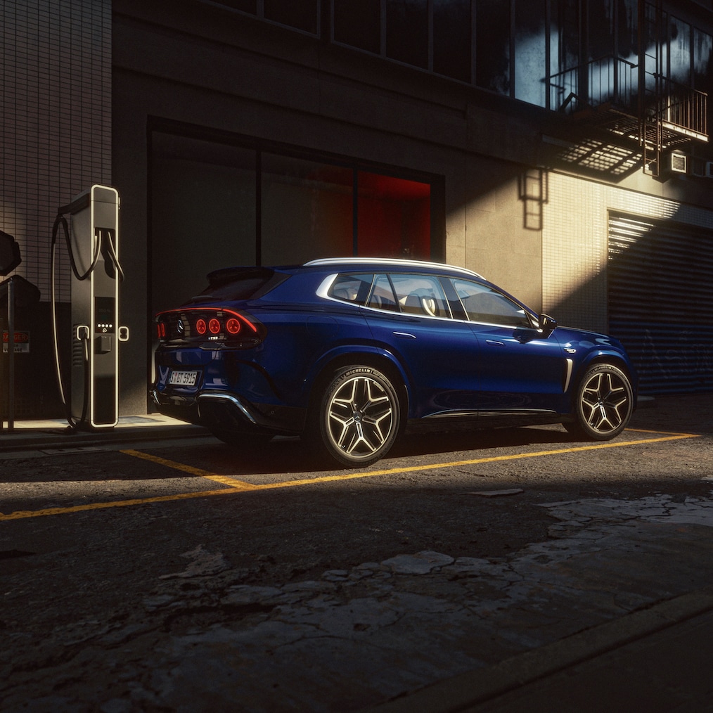 La Mercedes-AMG GT 53 a una stazione di ricarica.